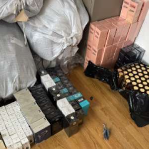 Peste 3.000 de produse susceptibile a fi contrafăcute și aproximativ 31.000 de țigarete fără timbru fiscal, descoperite de polițiștii de frontieră din Giurgiu și Bechet în cadrul unei acțiuni BLITZ