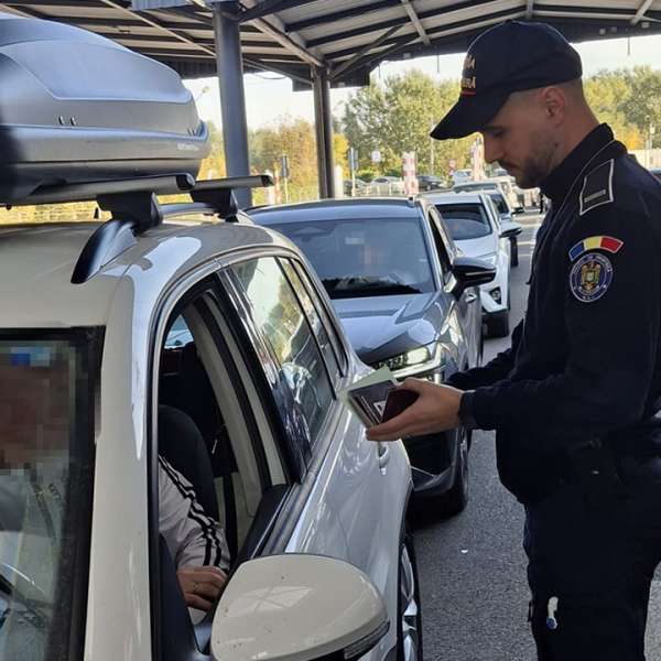 Permis de conducere similar celor emise de România, fals, descoperit la controlul de frontieră