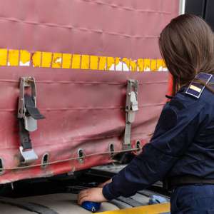 40 de euro pentru trecerea mai rapidă a frontierei, refuzați de o polițistă de frontieră de la PTF Jimbolia