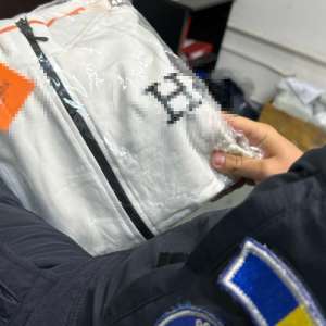 37 de cazuri privind bunuri susceptibile a fi contrafăcute și aproximativ 37.000 de țigarete fără timbru fiscal, descoperite de polițiștii de frontieră în cadrul unor acțiuni BLITZ