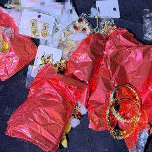 Bijuterii din metal galben cu aspect de aur, ascuns în două perne, descoperit de polițiștii de frontieră din Giurgiu