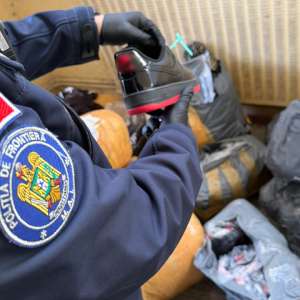 Aproximativ 3.000 de produse susceptibile a fi contrafăcute, indisponibilizate de polițiștii de frontieră din Giurgiu și Călărași