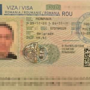 Polițiștii de frontieră au constatat nereguli privind transportul produselor accizabile și folosirea unor documente false pe aeroporturile internaționale