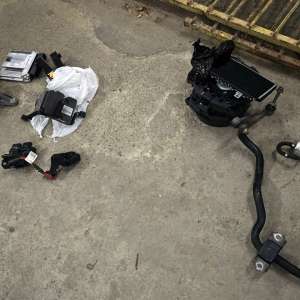 Componente auto provenite de la un autoturism semnalat furat, descoperite la PTF Sculeni