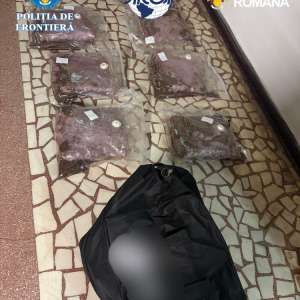 Peste şapte kilograme de canabis, descoperite la intrarea în ţară, la Nădlac. Un tânăr a fost reţinut