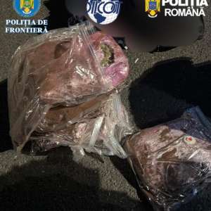Peste şapte kilograme de canabis, descoperite la intrarea în ţară, la Nădlac. Un tânăr a fost reţinut