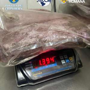 Peste şapte kilograme de canabis, descoperite la intrarea în ţară, la Nădlac. Un tânăr a fost reţinut