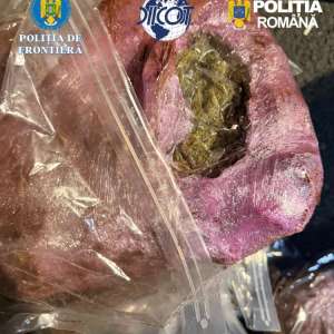 Peste şapte kilograme de canabis, descoperite la intrarea în ţară, la Nădlac. Un tânăr a fost reţinut