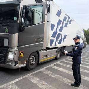 Descoperit la volanul unui ansamblu rutier, deși avea dreptul de conduce suspendat