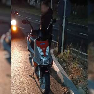 Bărbat depistat conducând un moped neînregistrat fără a deține permis de conducere