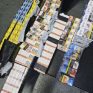 Articole pirotehnice, peste 2.700 de produse susceptibile a fi contrafăcute și peste 36.000 de țigarete fără timbru fiscal, descoperite de polițiștii de frontieră din Giurgiu