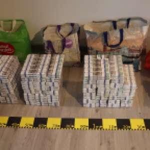Opt percheziții domiciliare într-un dosar privind deținerea și comercializarea ilegală a produselor accizabile