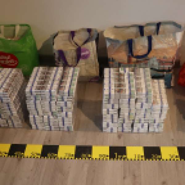 Opt percheziții domiciliare &icirc;ntr-un dosar privind deținerea și comercializarea ilegală a produselor accizabile