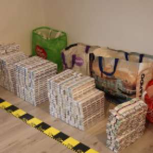 Opt percheziții domiciliare într-un dosar privind deținerea și comercializarea ilegală a produselor accizabile