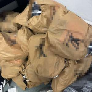 36 de cazuri privind bunuri susceptibile a fi contrafăcute, în valoare de peste 1,5 milioane de lei, și aproximativ 55.400 de țigarete fără timbru fiscal, descoperite de polițiștii de frontieră