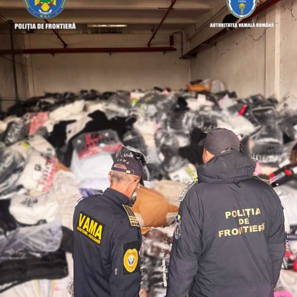 Captură-record la Giurgiu: Polițiștii de frontieră au scos din circuitul ilegal aproximativ 64.000 de bunuri susceptibile a fi contrafăcute, &icirc;n valoare de peste 18,7 milioane de lei